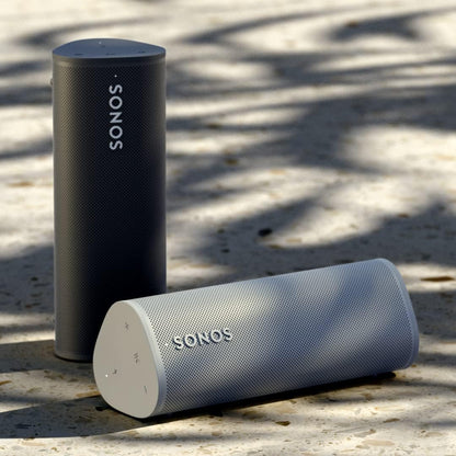 Sonos Roam + kabelloses Ladegerät, schwarz – Wasserdichter WLAN & Bluetooth Lautsprecher mit Alexa Sprachsteuerung, Google Assistant und AirPlay 2