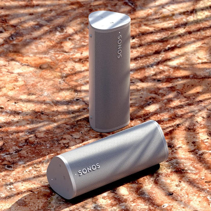 Sonos Roam + kabelloses Ladegerät, schwarz – Wasserdichter WLAN & Bluetooth Lautsprecher mit Alexa Sprachsteuerung, Google Assistant und AirPlay 2