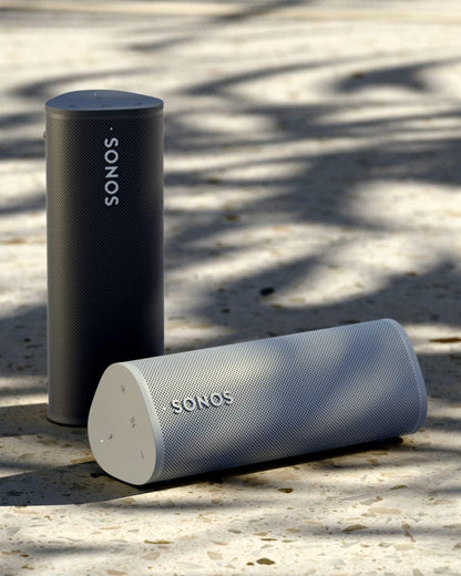 Sonos Roam + kabelloses Ladegerät, schwarz – Wasserdichter WLAN & Bluetooth Lautsprecher mit Alexa Sprachsteuerung, Google Assistant und AirPlay 2