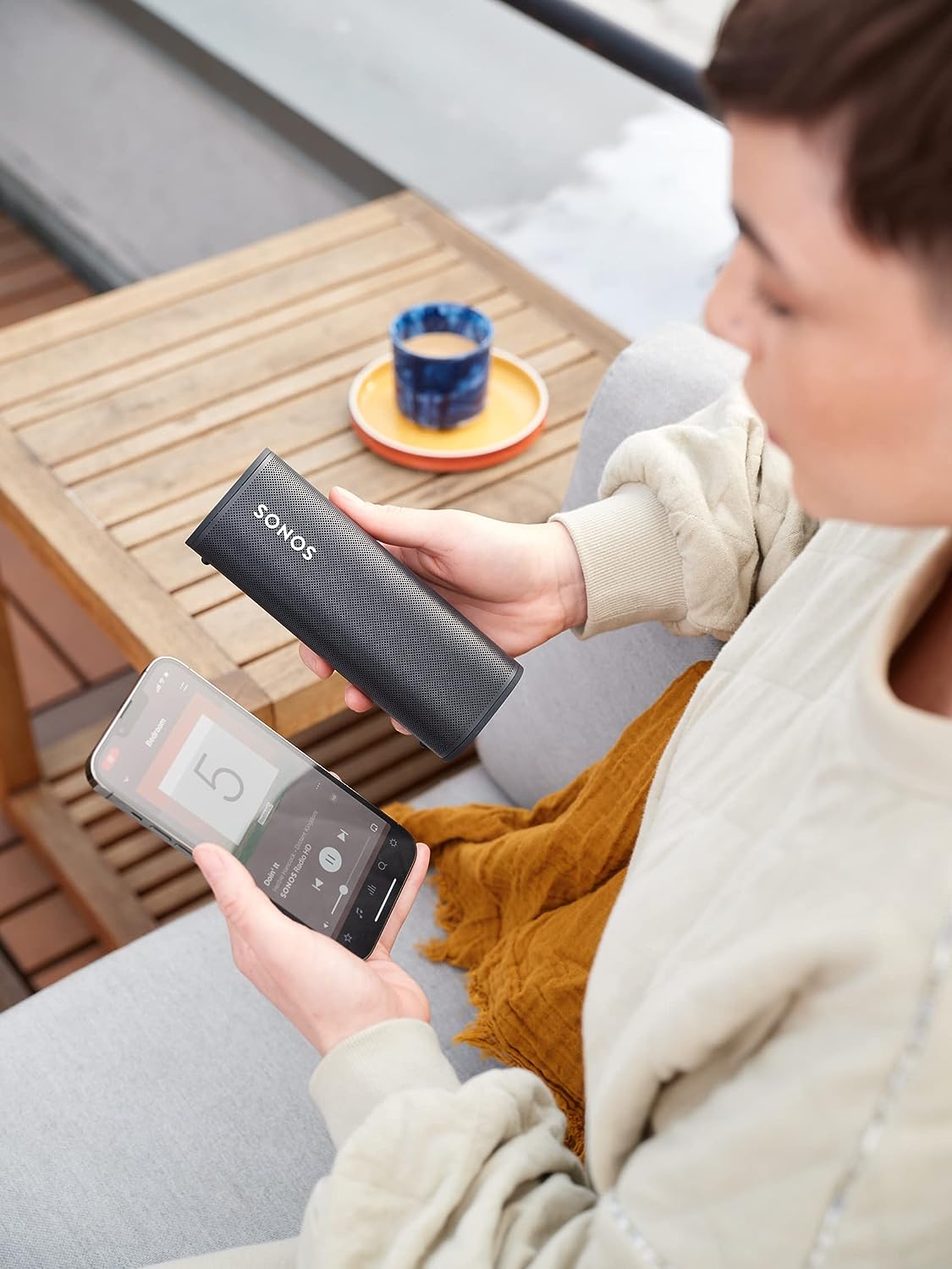 Sonos Roam + kabelloses Ladegerät, schwarz – Wasserdichter WLAN & Bluetooth Lautsprecher mit Alexa Sprachsteuerung, Google Assistant und AirPlay 2